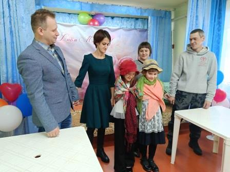 Концертно-игровая программа "День матери и День отца".
